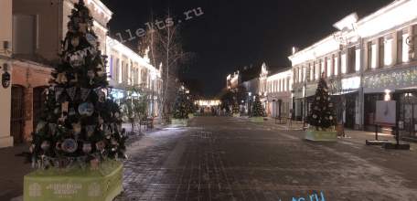 Сегодня вечером на улице Мира в Ельце установили и украсили ёлочки к фестивалю «Ёлки Липецкой земли»