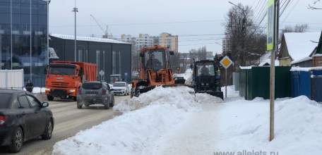 По улице Героев в Ельце сегодня вывозили снег