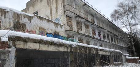 Санаторий-профилакторий &laquo;Сосна&raquo; в Ельце стоит заброшенный, заколоченный, на берегу Сосны