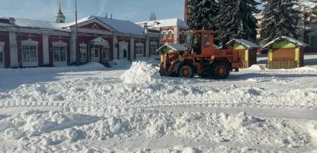 Центр города Ельца очищают от снега к фестивалю