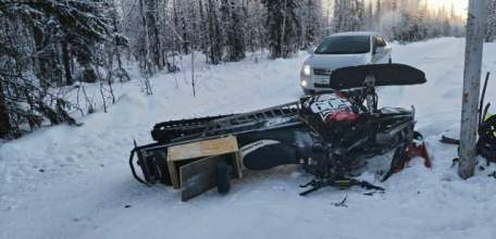 В Хлевенском районе два человека погибли, врезавшись на снегоходе в столб!