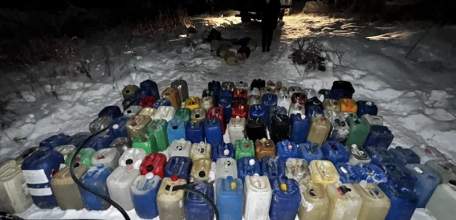 Бензин из вагона-цистерны воровали машинисты, помощники и безработный