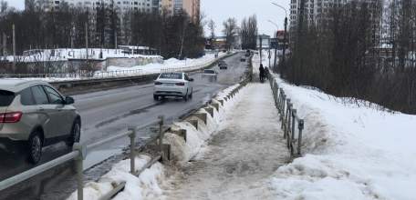 Жителей Ельца достала проблема на Дамбе, когда их обливают водой на тротуаре проезжающие мимо машины!