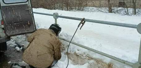 В Ельце выполнен ремонт пешеходного ограждения на ул. Спутников