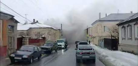 Центр Ельца заволокло дымом из-за пожара в жилом доме на улице 9 Декабря!