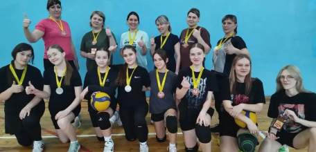 В преддверии Международного женского дня в гимназии №11 прошёл товарищеский матч по волейболу между мамами гимназистов и сборной командой девушек гимназии!