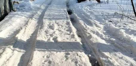 Автомобили жильцов мешают работе Елецводоканала по улице Радиотехнической!