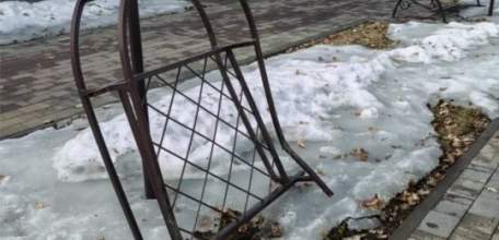 Уважаемые жители деревни Хмелинец и Елецкого округа! Совершён акт вандализма!