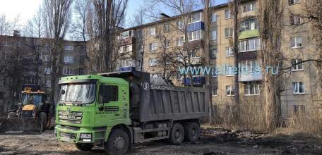 Вчера в Ельце стали вывозить грунт со спортивной площадки в Новых домах