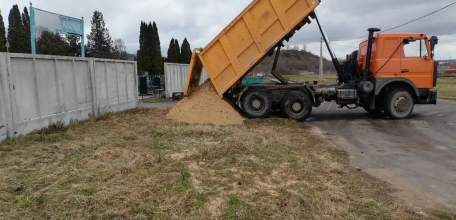 На территории городских кладбищ завезли песок в Ельце