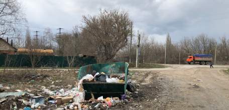 Вот такая замусоренная территория в Ельце при повороте на Ключ Жизни!