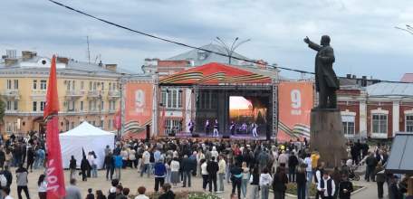 На площади Ленина в Ельце проходит концерт