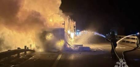 В Елецком районе на трассе полностью сгорел полуприцеп от автомобиля
