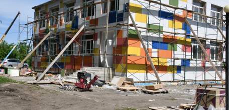 В школе деревни Хмелинец Елецкого муниципального округа полным ходом идет капитальный ремонт