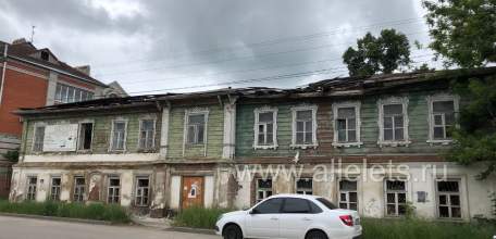 Остатки елецкой старины. Натуральное дерево, бревно, на камне