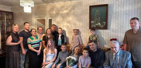 Вячеслав Жабин: Сегодня приехал поздравить с днём рождения нашу долгожительницу Елену Александровну Гурьеву. Ельчанке исполнилось 103 года