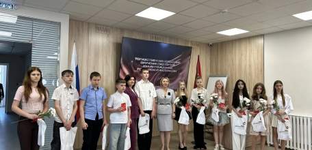 Сегодня, в преддверии Дня России, в центре &laquo;Мои документы&raquo; состоялось торжественное вручение паспортов 14 юным жителям города Ельца