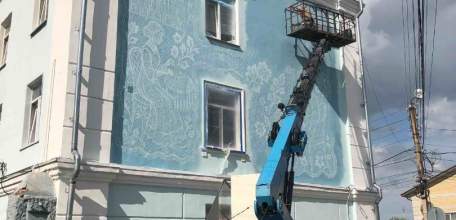 По улице Льва Толстого в центре Ельца появились кружева на фасаде дома