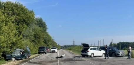 В Краснинском округе в столкновении с &laquo;Вестой&raquo; пострадали водитель и пассажир &laquo;семерки&raquo;