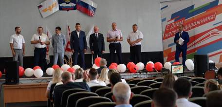В преддверии Дня железнодорожника в локомотивном депо города Ельца состоялось торжественное мероприятие, посвящённое профессиональному празднику