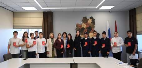 Сегодня 12 юных ельчан получили свои первые паспорта