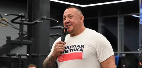 Во Дворце спорта имени Александра Петрова состоялся мастер-класс по пауэрлифтингу с участием Михаила Кокляева